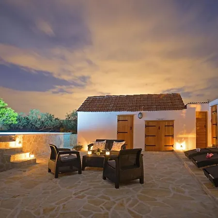 Casa Ambi - With Pool On The Island Ciovo *